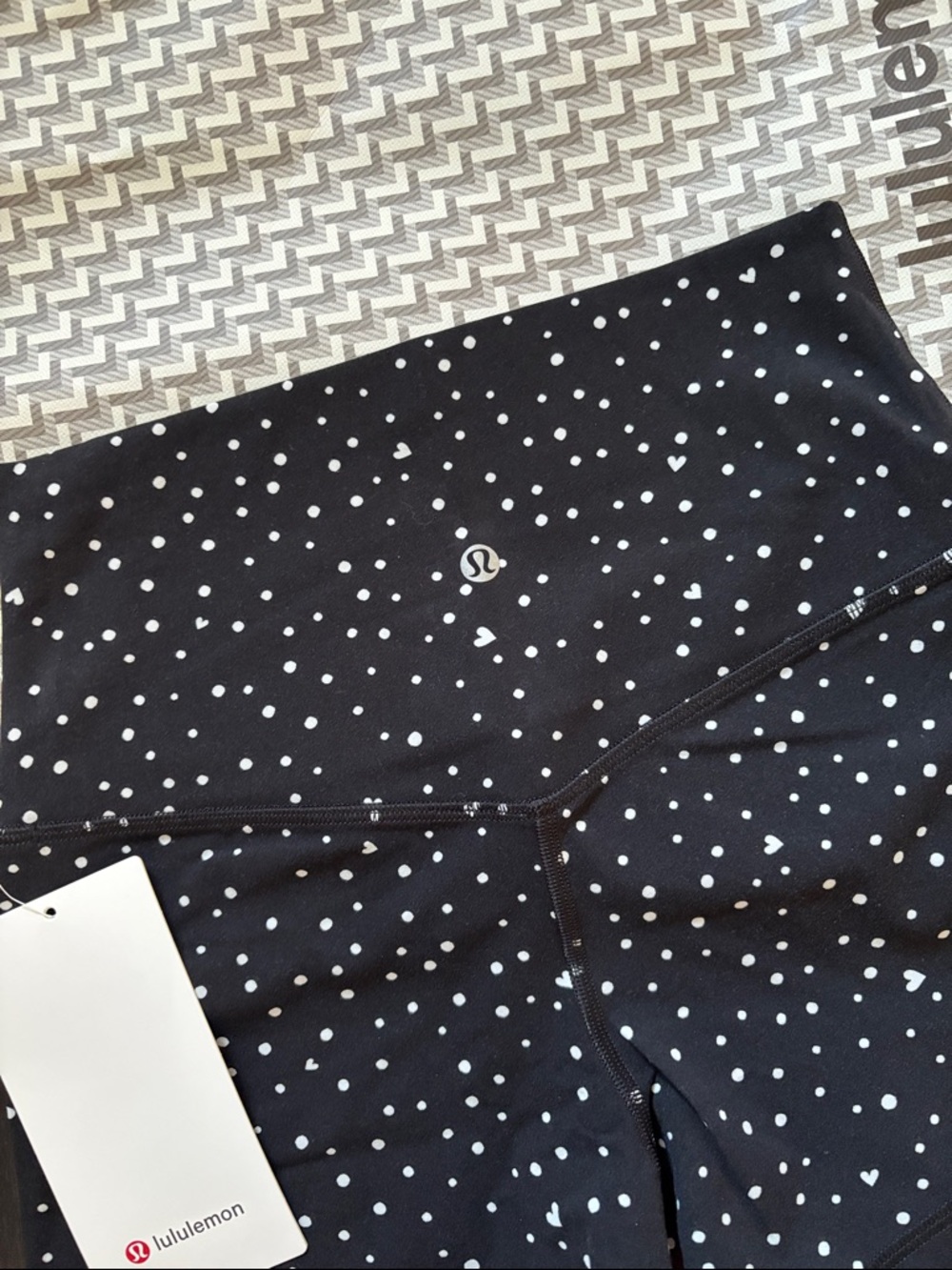 LULULEMON ALIGN NO LINE HR SHORTS 4β in HEART SCATTER DOT BLACK AND WHITE NWT - Picture 2 of 13